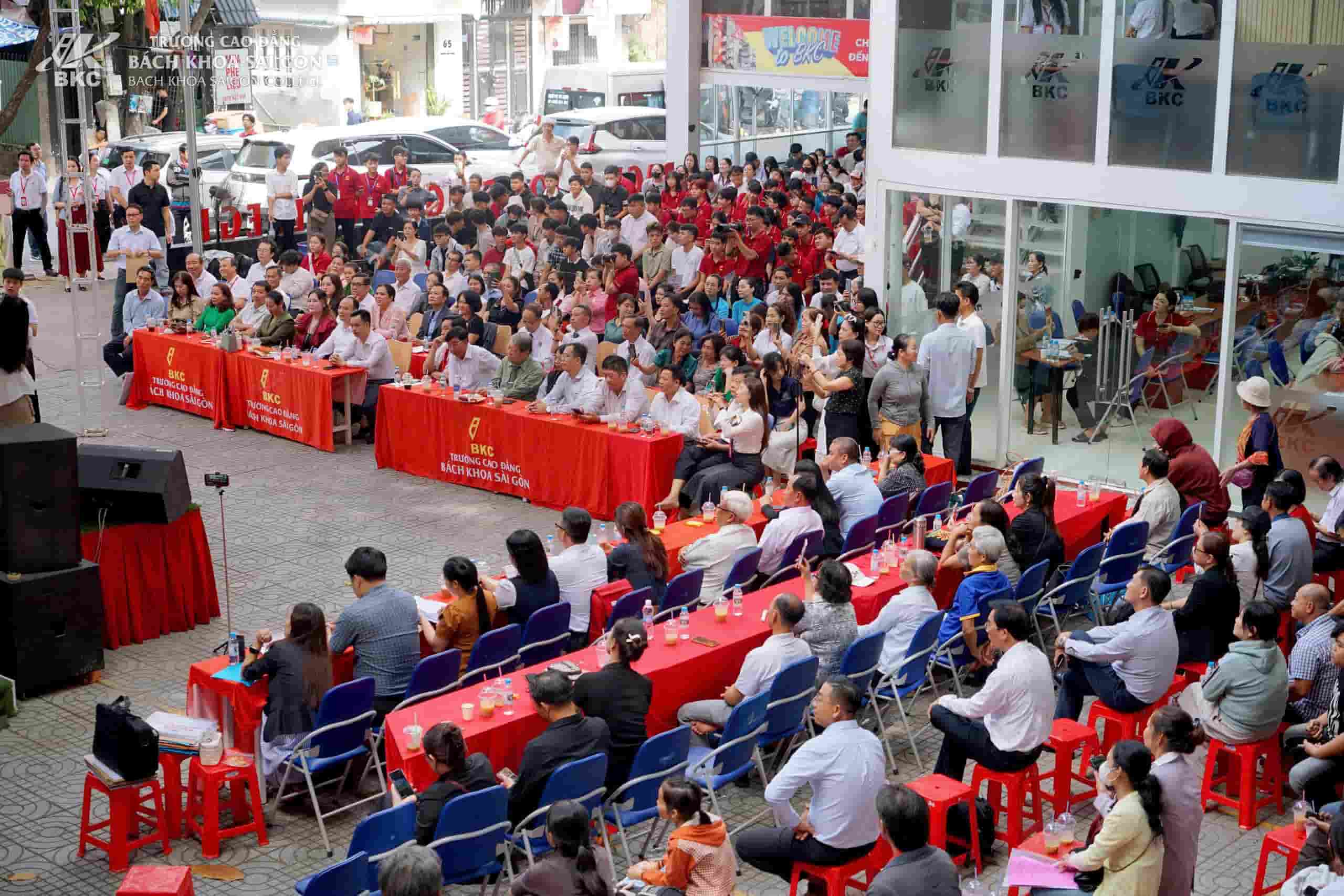 Không khí nhập học BKC